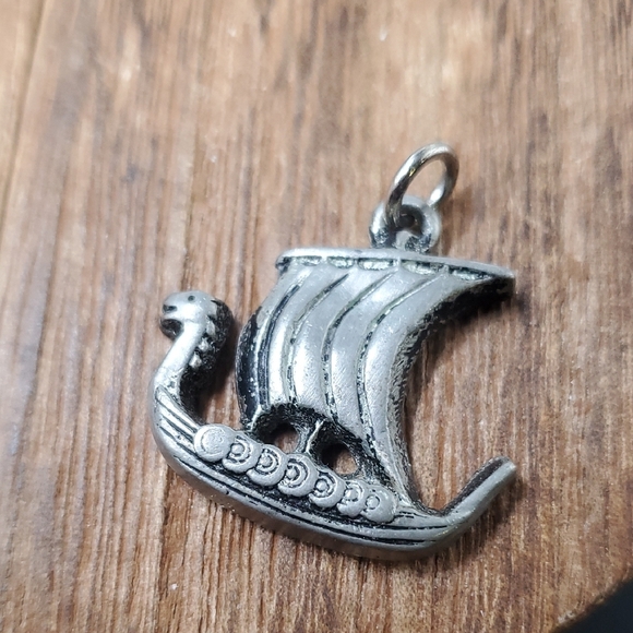 P302 Antique Sterling Silver Pirateship Boat Pendant - Picture 1 of 2